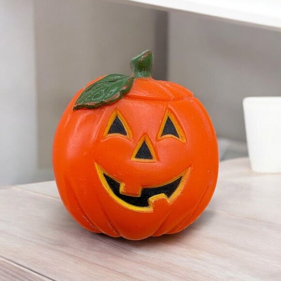 Vintage Hallmark Pumpkin Brooch Pin Halloween Jack-O-Lantern Orange - Picture 1 of 6